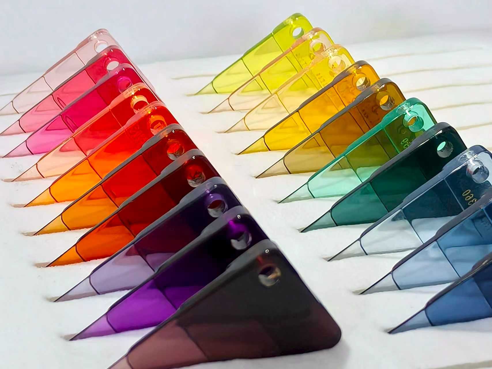 色彩三要素：解锁醋酸板材的视觉奥秘，告别选材“色差”烦恼